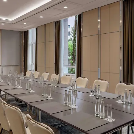 Hilton מלון