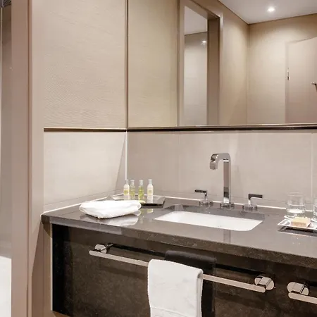 Hilton מלון 4*