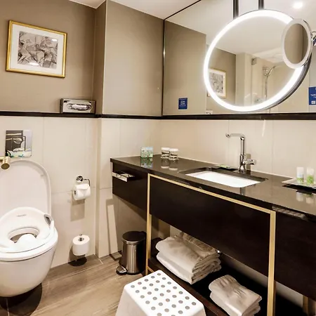 Hilton מלון 4*