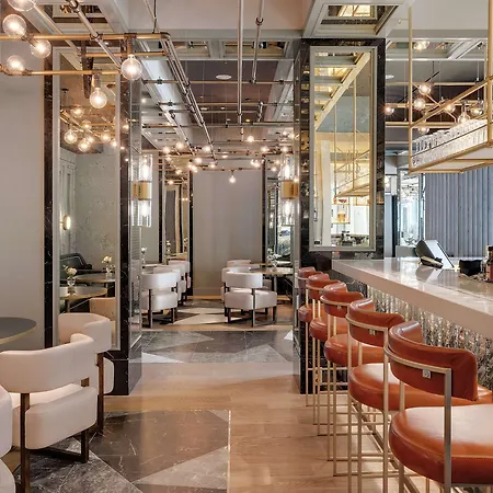 ヒルトン シティ ホテル 4*